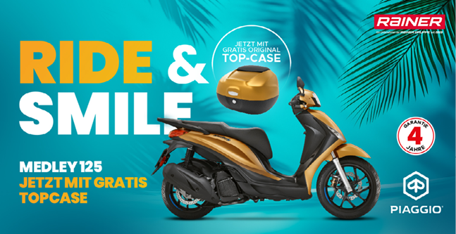 Werbung für einen goldenen Roller mit goldenem Schriftzug „RIDE & SMILE“, „MEDELY 125“ und dem Piaggio-Logo
