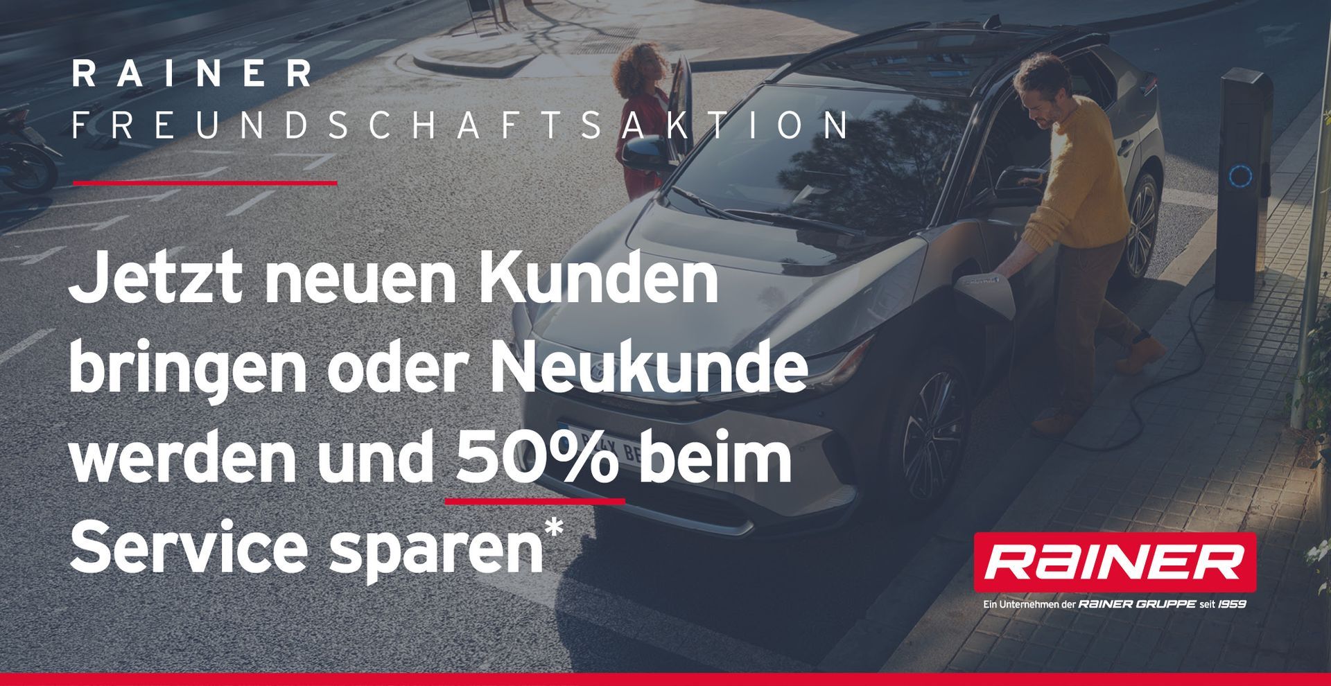 Eine Anzeige für Rainer-Autohäuser mit zwei Personen in einem Auto, die für einen Empfehlungsrabatt wirbt.