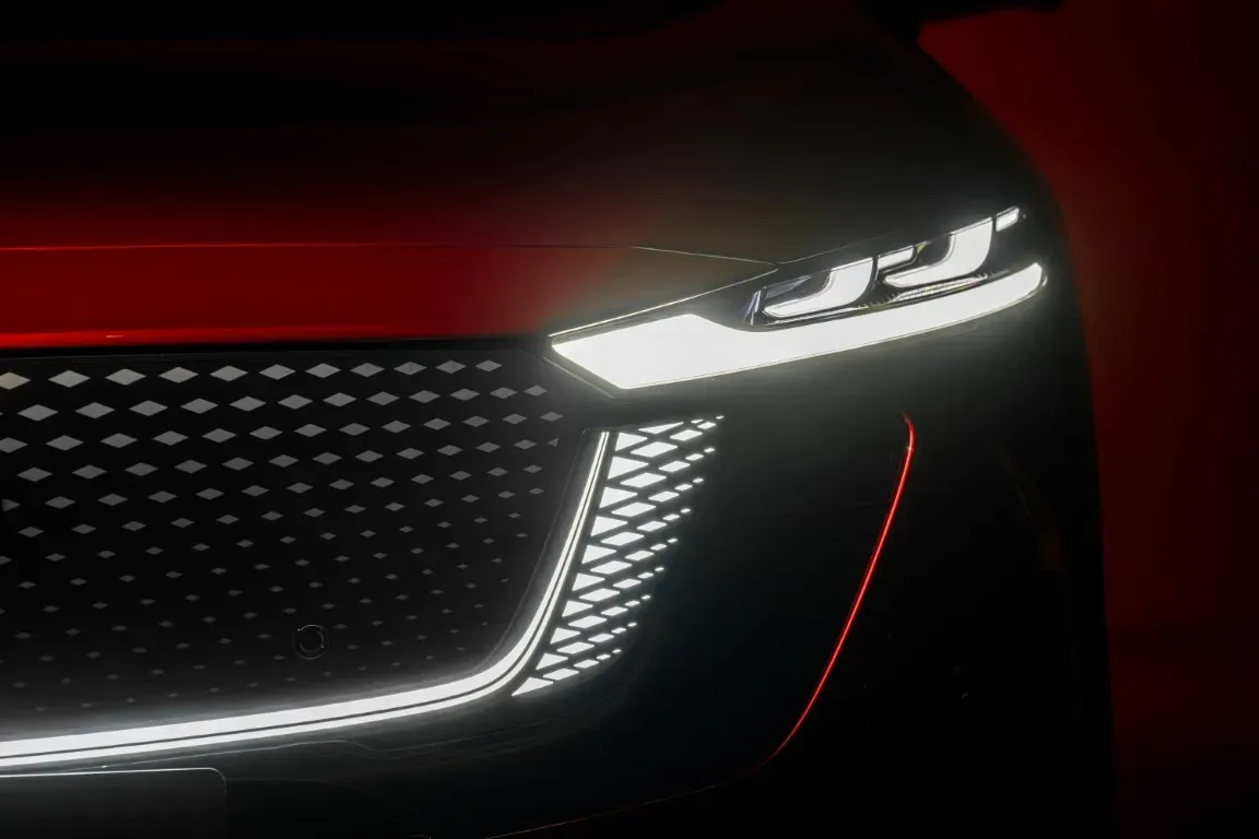Nahaufnahme des Kühlergrills und des LED-Scheinwerfers eines modernen Autos