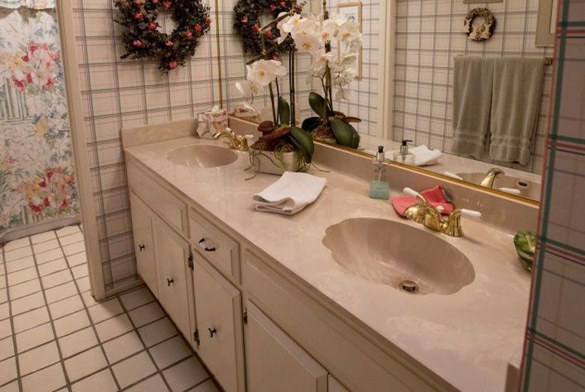 Ugly pink bathroom before renovation