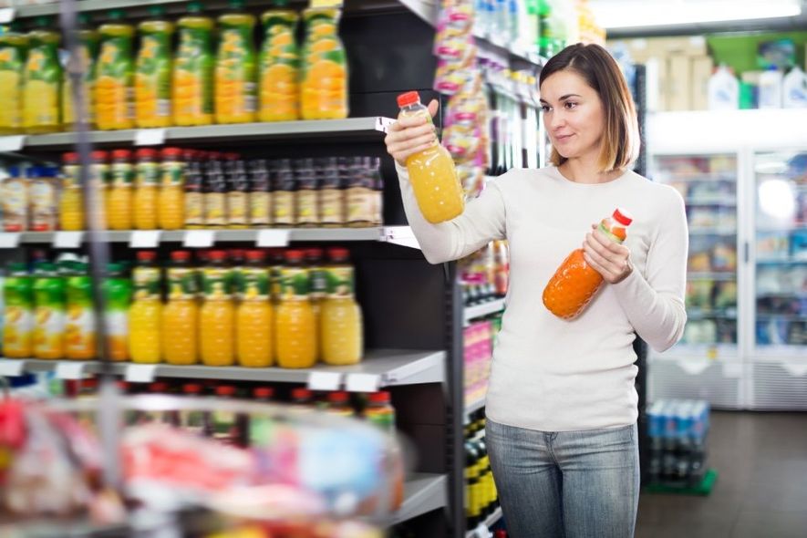 Ragazza al supermercato