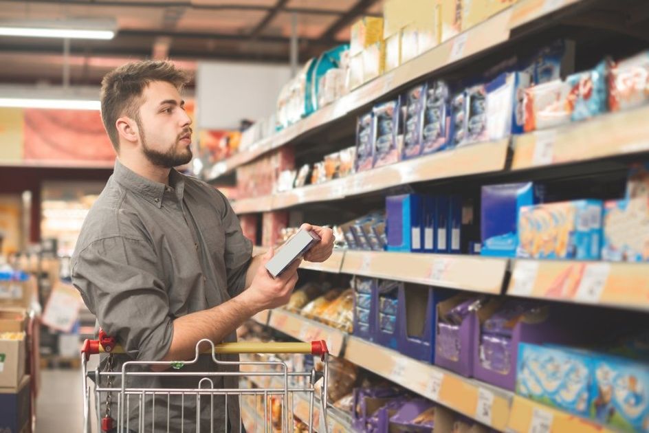 Ragazzo al supermercato
