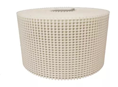 Un rotolo di nastro adesivo bianco in rete di fibra di vetro, utilizzato per le riparazioni del cartongesso.