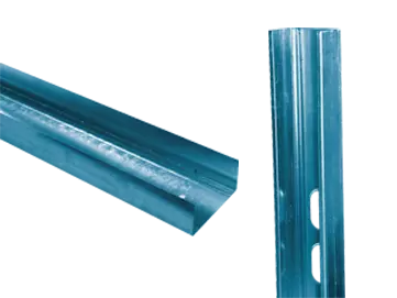 Due montanti metallici utilizzati per la costruzione di pareti interne, uno mostrato orizzontalmente e uno verticalmente con fori asolati.