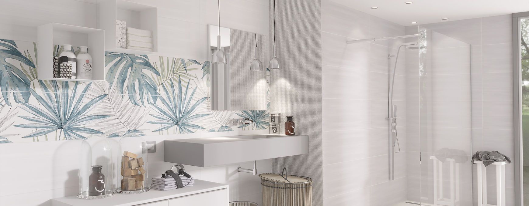 Un bagno moderno con mobile lavabo bianco, una parete decorata con piastrelle blu a motivi di foglie tropicali e una cabina doccia in vetro.