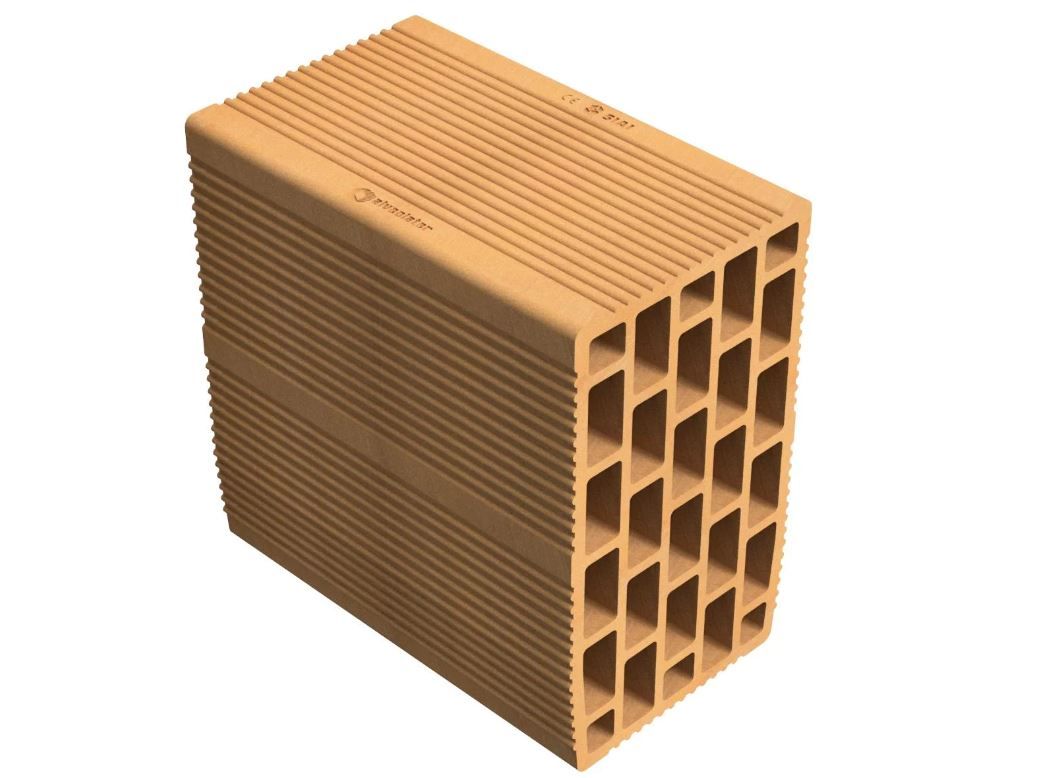 Un mattone rettangolare in terracotta cavo, con superficie esterna a coste e molteplici fori di ventilazione quadrati sulla faccia terminale.