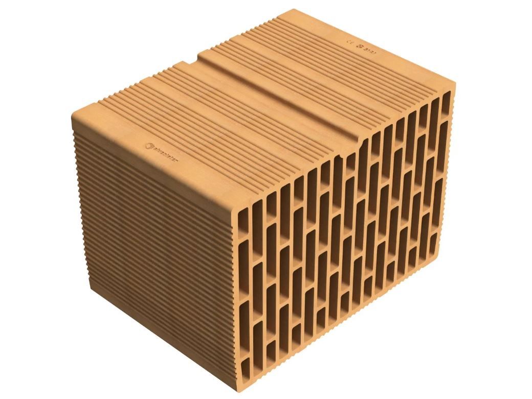 Un blocco da costruzione rettangolare in argilla cava color terracotta con perforazioni interne verticali a nido d'ape.
