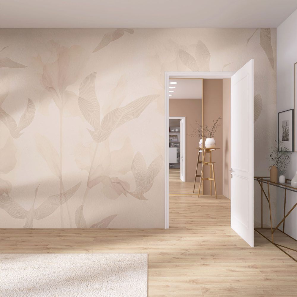 Una stanza dagli interni chiari, caratterizzata da una parete decorata con motivi botanici, pavimento in legno chiaro e una porta bianca aperta.