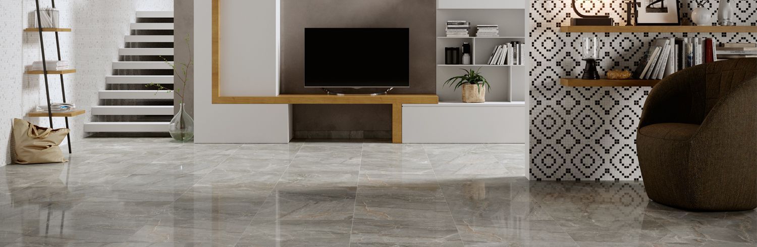 Soggiorno moderno con pavimento in marmo grigio lucido, mobile TV, scala e parete decorativa con motivo decorativo.