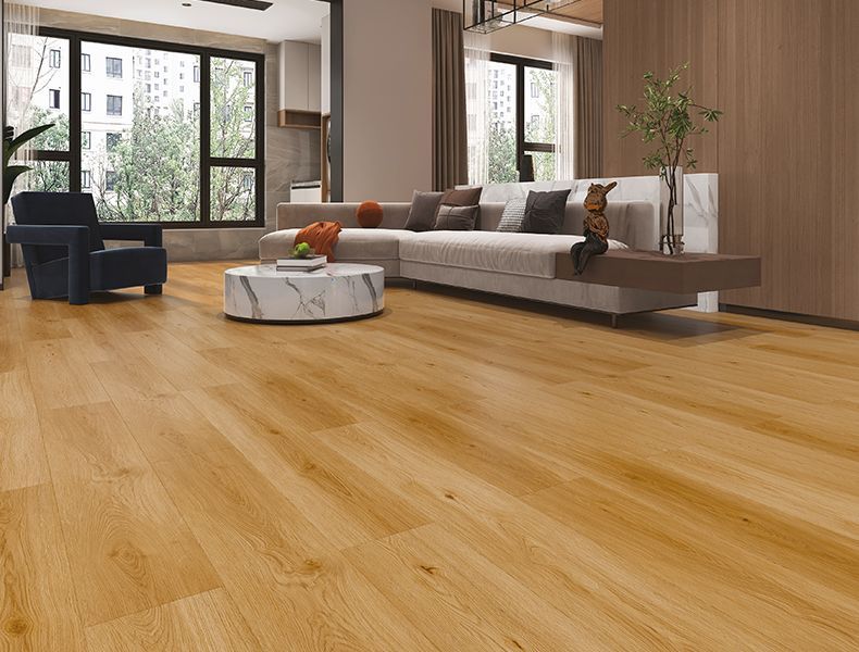 Un soggiorno moderno con pavimento effetto legno, divano componibile beige, tavolino da caffè in marmo e poltrona scura.