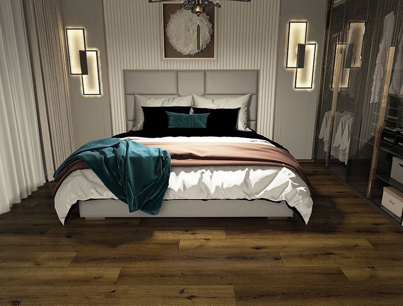 Una camera da letto moderna con letto centrale, coperta color verde acqua, pavimento in legno, pannelli a parete verticali e applique dai toni caldi.