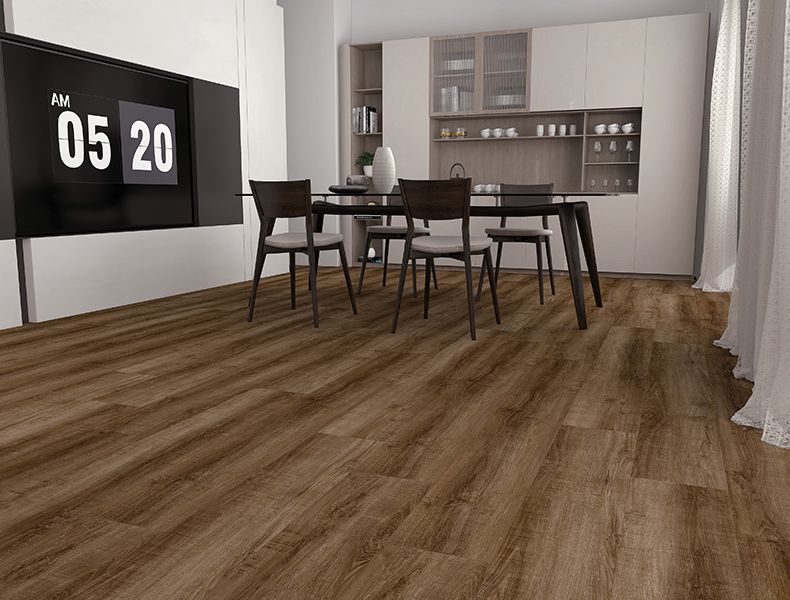 Una moderna zona pranzo con un tavolo in legno scuro con tre sedie, un mobile bianco e un pavimento effetto legno.
