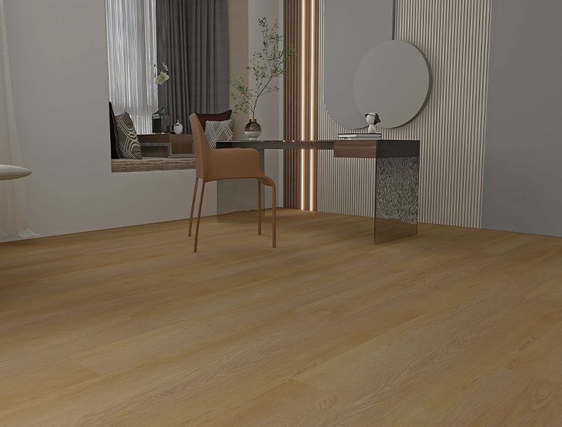 Uno studio moderno con pavimento in legno chiaro, un'elegante scrivania scura, una sedia marrone, uno specchio rotondo a parete e pareti con finitura materica.