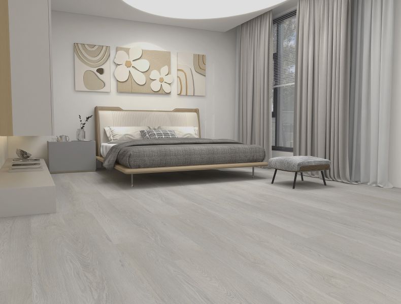 Camera da letto moderna con una palette di colori neutri, caratterizzata da un letto a piattaforma, opere d'arte decorative alle pareti e pavimento in legno chiaro.