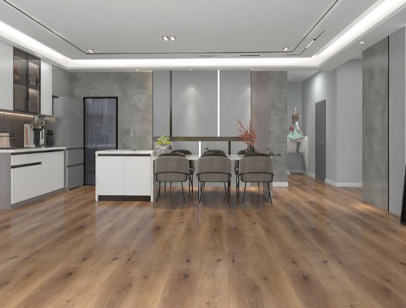 Una moderna cucina con zona pranzo, caratterizzata da pavimento in legno chiaro, mobili bianchi e un tavolo da pranzo con sei sedie grigie.