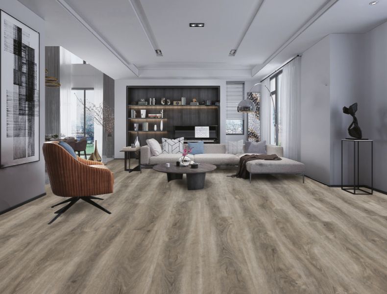 Un ampio e moderno soggiorno con pavimento effetto legno color marrone chiaro, un comodo divano e una poltrona.