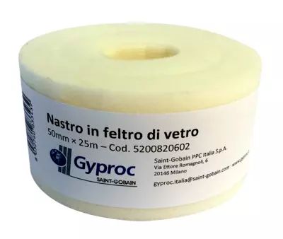 Un rotolo di nastro acustico in feltro di fibra di vetro Gyproc bianco, di dimensioni 50 mm x 25 m, su sfondo bianco.