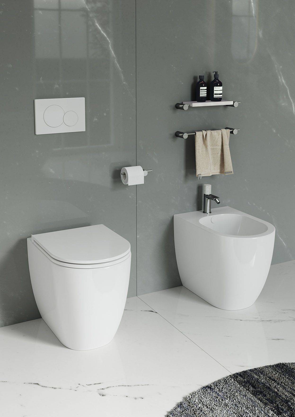 Bagno moderno con WC e bidet sospesi di colore bianco, mensole a muro e piastrelle a parete in marmo grigio.