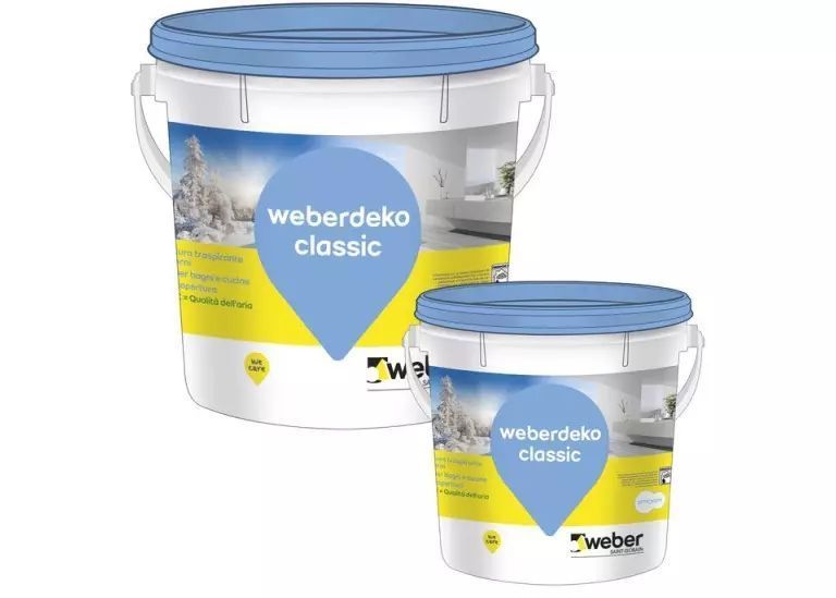 Due secchi di plastica bianca contenenti gesso classico Weberdeko con coperchi ed etichette blu, disponibili in diverse dimensioni.