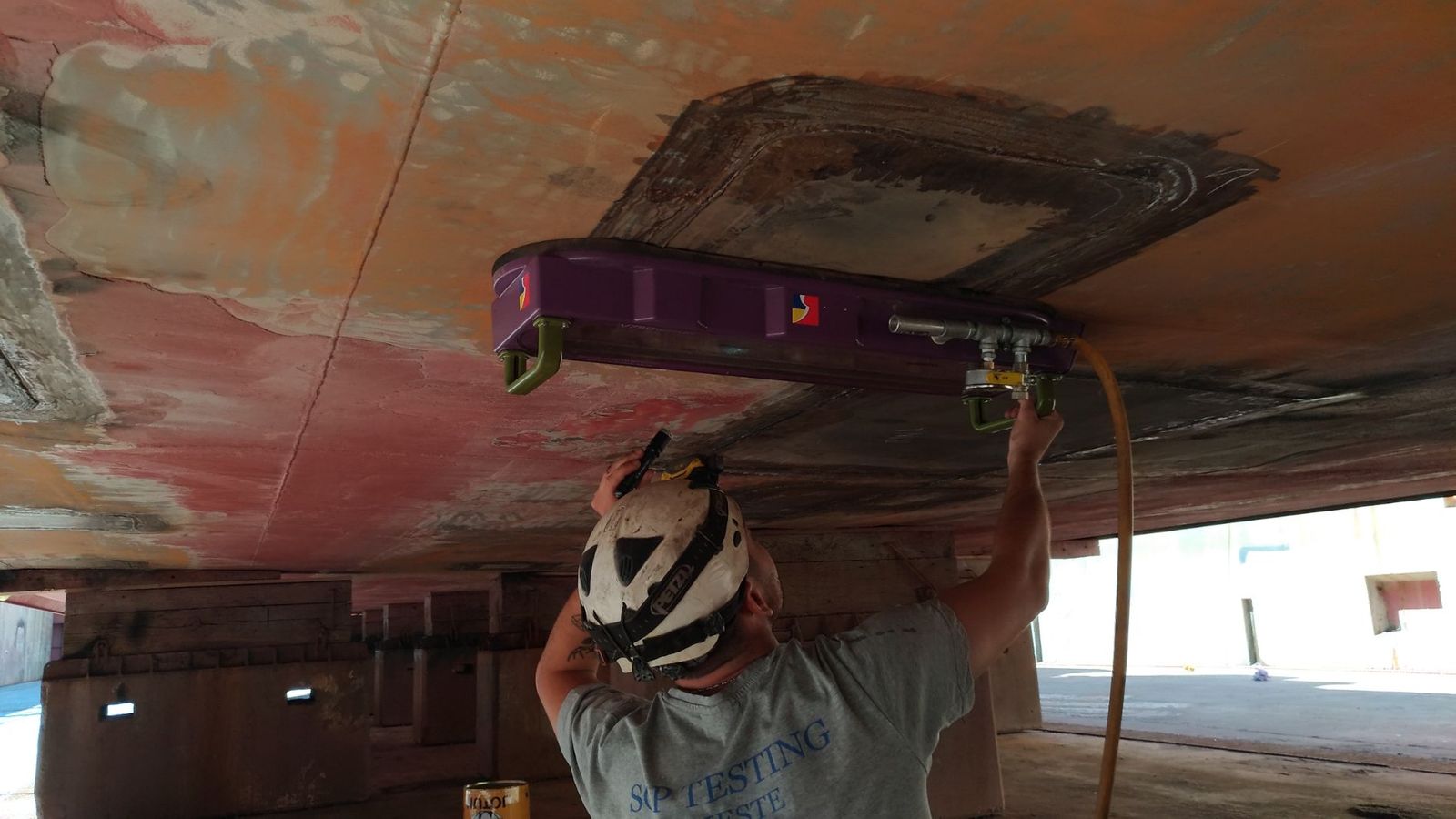 tecnico durante una rilevazione