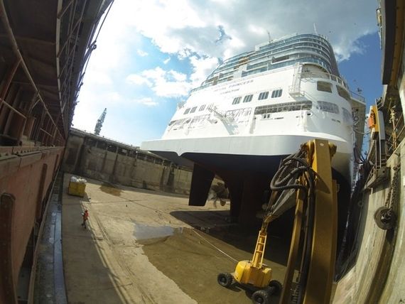 imbarcazione in un cantiere navale