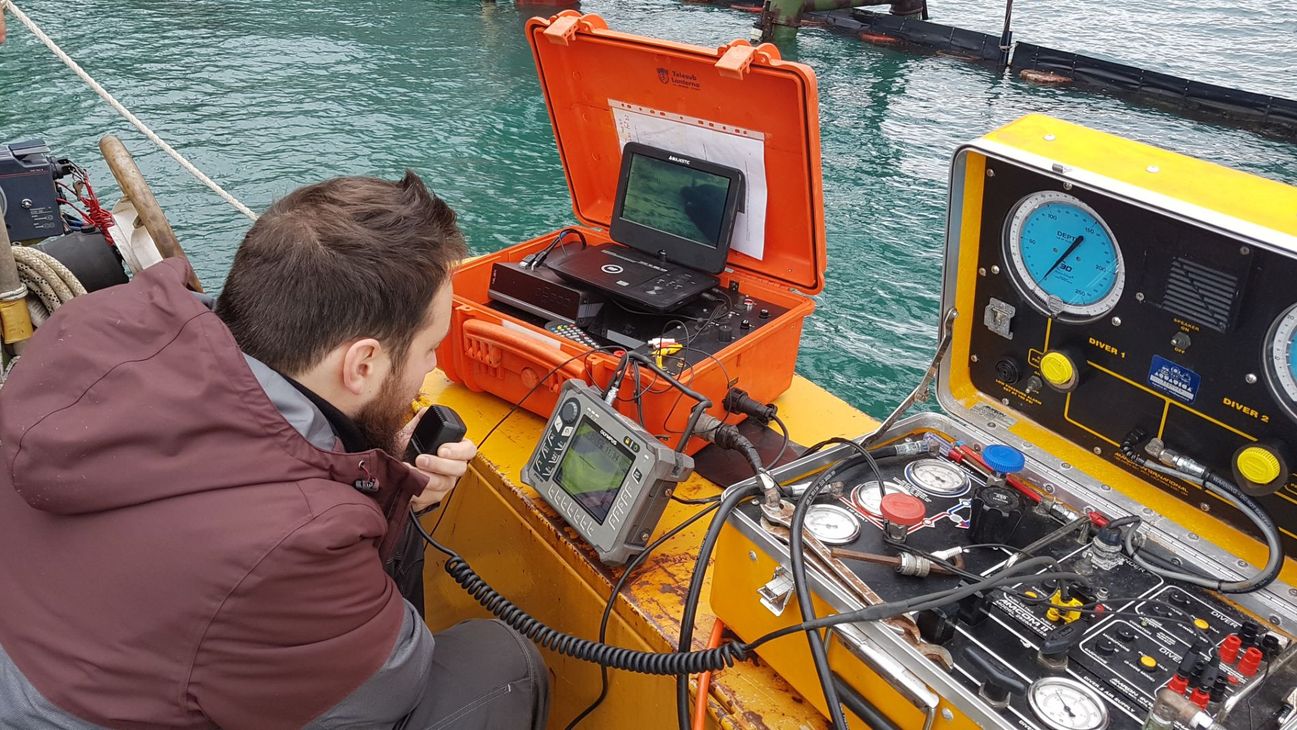 operatore dell'impresa durante dei collaudi