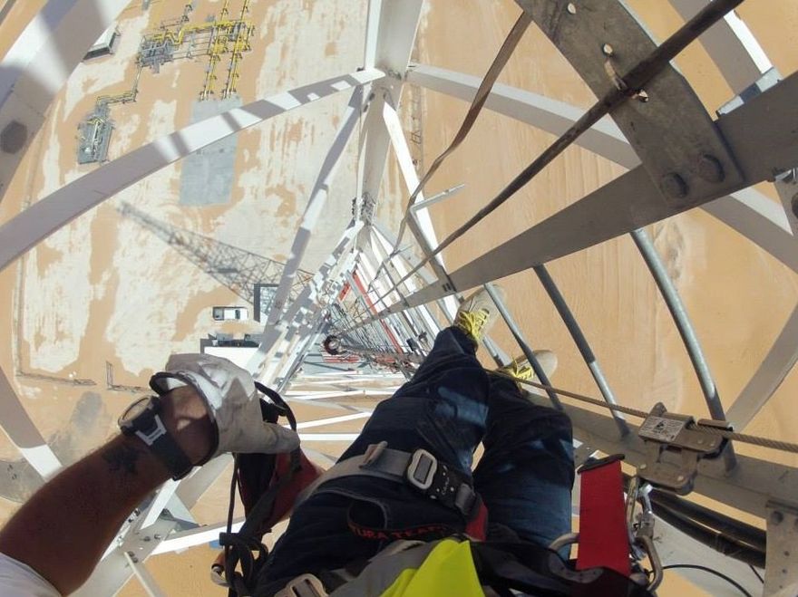 operatore con imbracatura durante un controllo