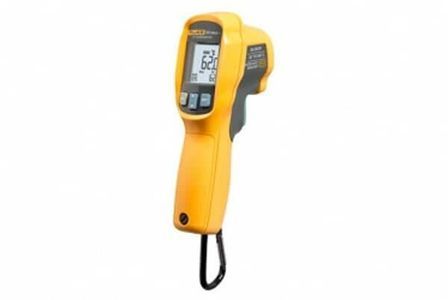 Termómetro infrarrojo amarillo que muestra la temperatura, sobre fondo blanco.