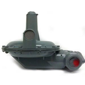 Regulador de gas gris con salida roja, utilizado para controlar el flujo de gas.