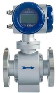 Medidor de flujo electromagnético plateado y azul con pantalla y bridas; la flecha indica la dirección del flujo.