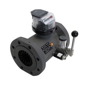 Un medidor de flujo industrial negro y gris con un contador digital, una manija y extremos con bridas.