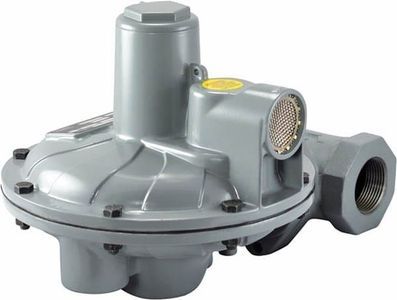 Regulador de presión de gas gris con múltiples puertos y ventilación protegida.