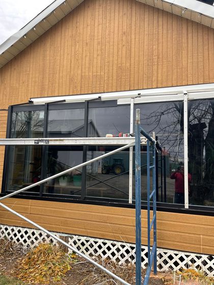 Une maison avec beaucoup de fenêtres est en cours de rénovation.