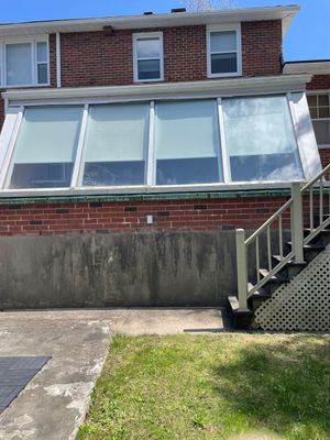 Une maison en brique avec des escaliers qui y mènent