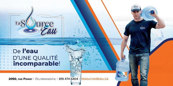 Publicité pour une eau minérale française en bouteille : un homme tient une carafe d’eau à côté d’un logo bleu vif et d’un texte vantant la qualité.