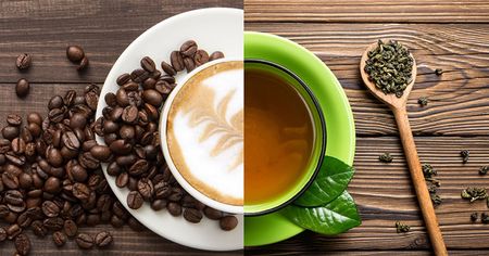 Image divisée du café et du thé : expresso en grains sur une assiette blanche, thé vert dans une tasse, thé en vrac sur une table en bois.