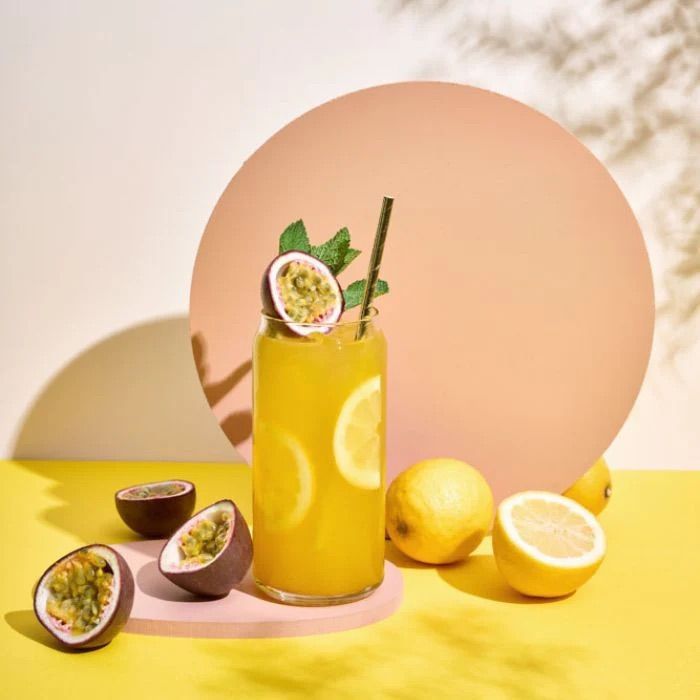 Bouteille de sirop de fruit de la passion Monin avec bouchon noir sur fond blanc