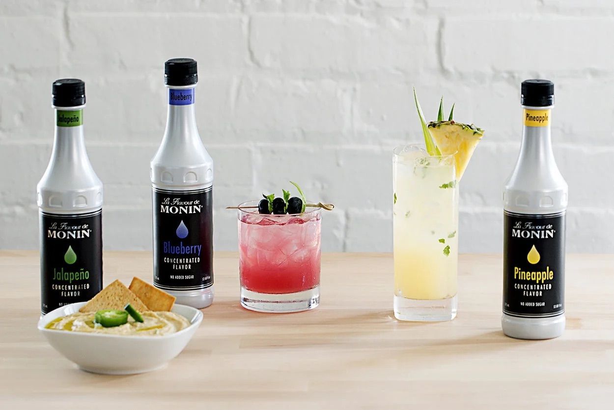 Bouteille de sirop de myrtille Monin avec bouchon noir sur fond blanc