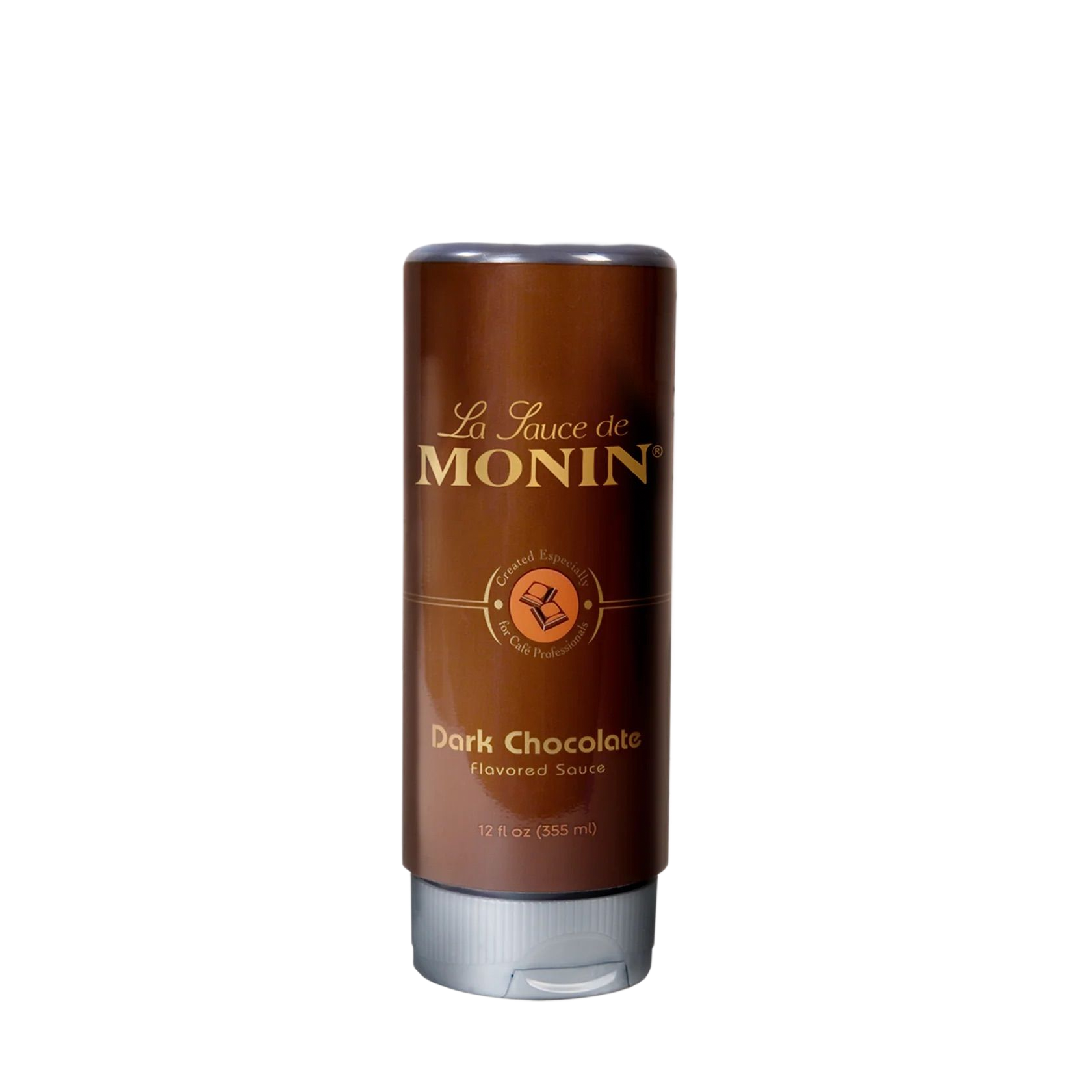 Bouteille de sirop de chocolat noir Monin avec étiquette brune et bouchon argenté sur fond blanc