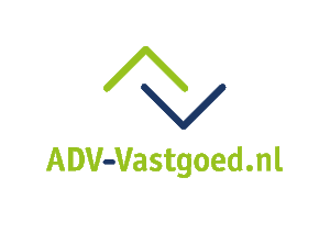 Witte tekst op een blauwe achtergrond: NWWI, Taxateur, Groningen. Omlijst met een limoengroene rand.