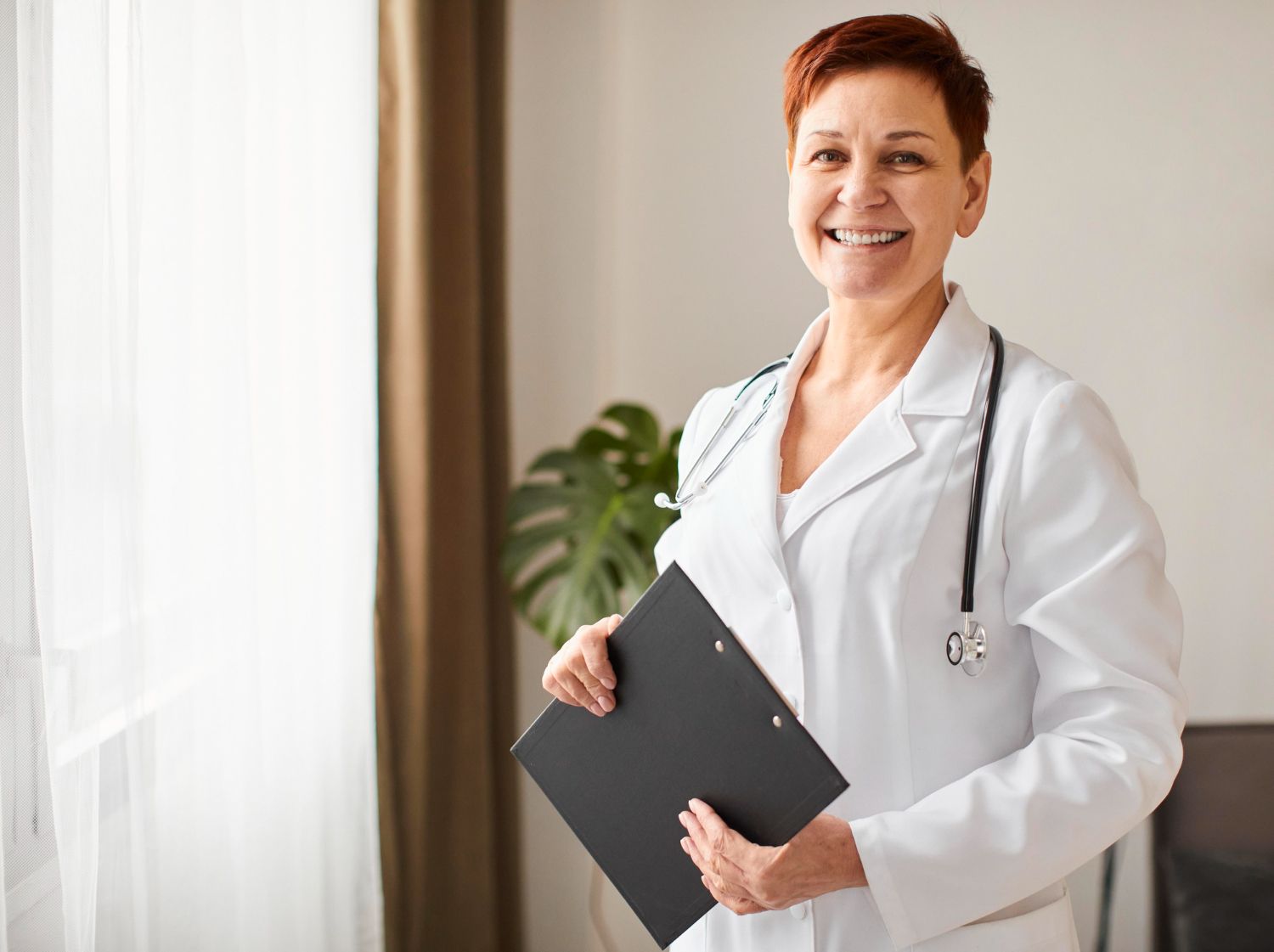 médico com jaleco branco, estetoscópio e prancheta