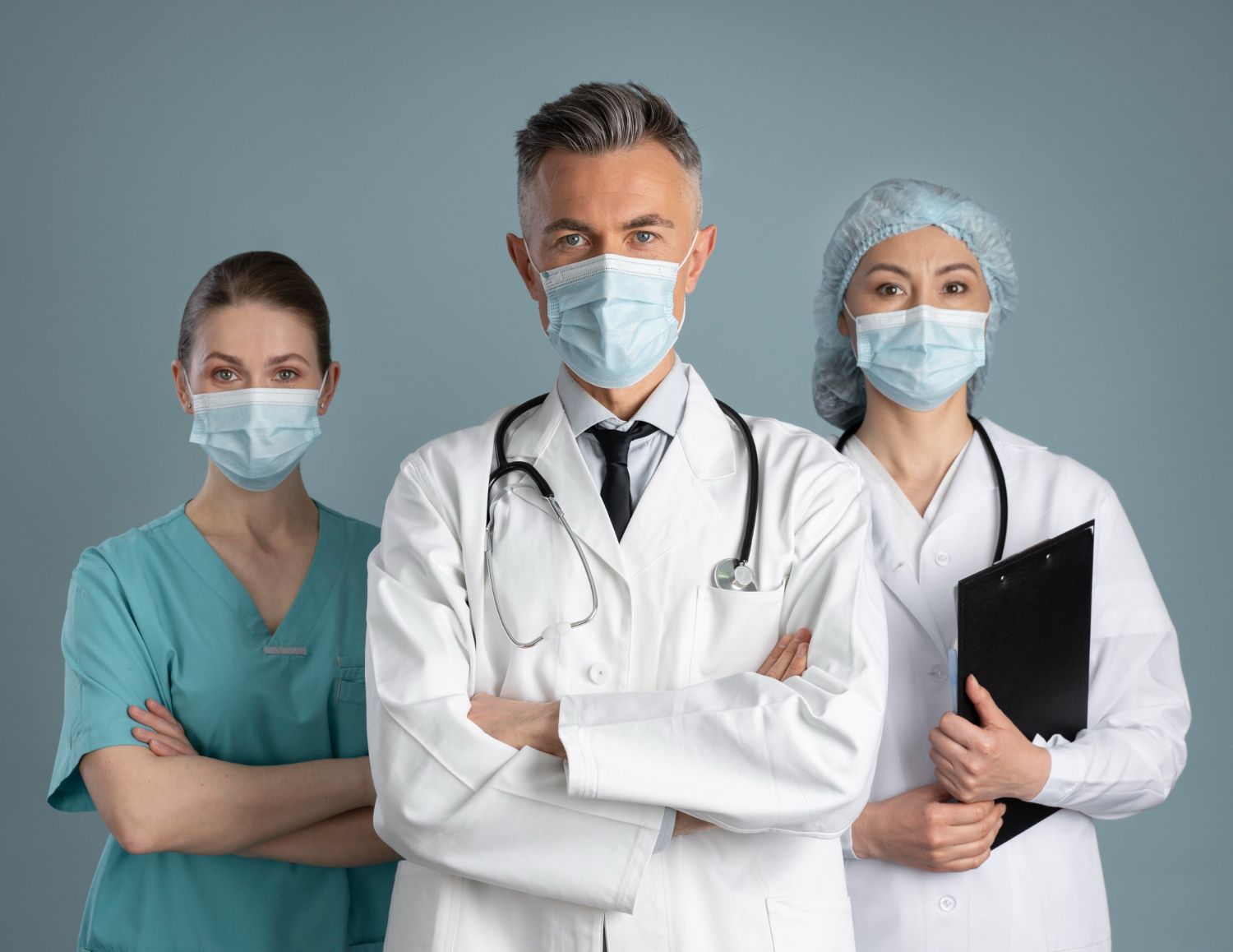 Médicos sérios com estetoscópio, máscara e jaleco 