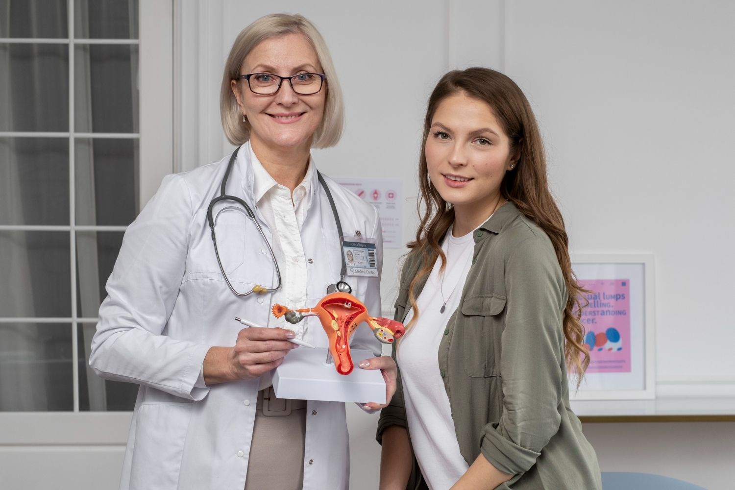 médica e mulher segurando sistema reprodutor feminino