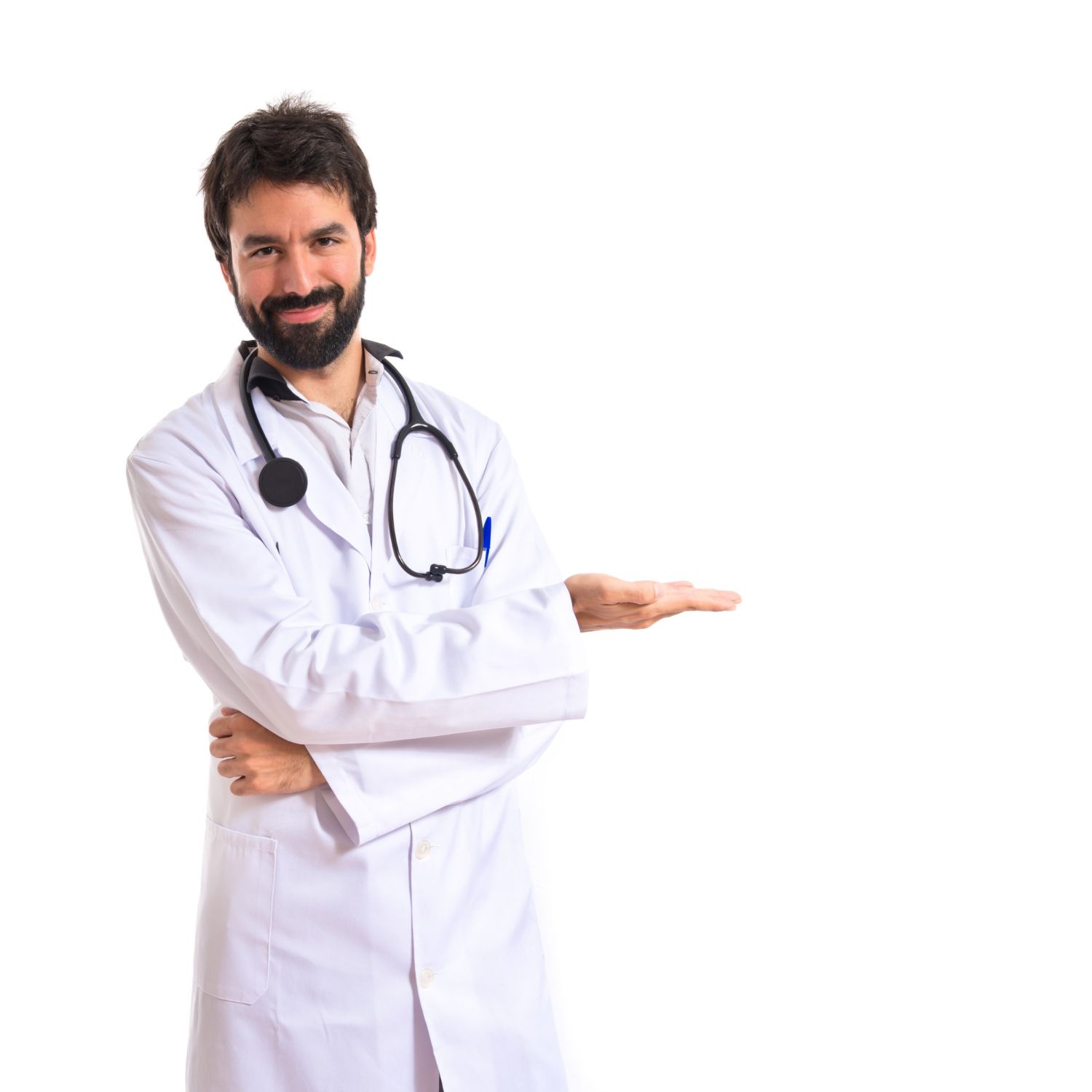 Medico com estetoscópio e jaleco sorrindo com os braços cruzados apontando para direita