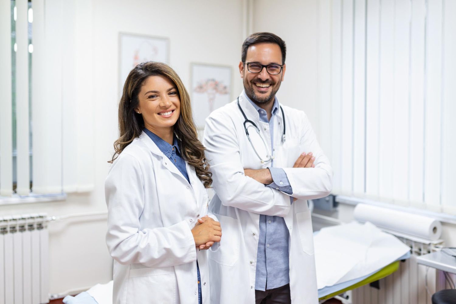 médicos com jalecos e equipamentos sorrindo 
