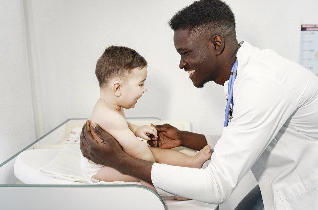 pediatra com bebê