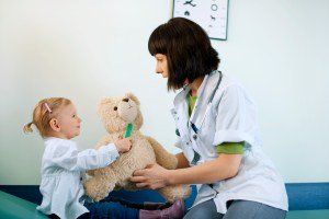 pediatra com bebê