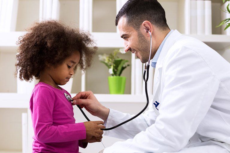 pediatra com bebê