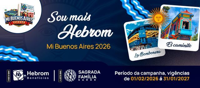 Um navio de cruzeiro está flutuando sobre um corpo de água.