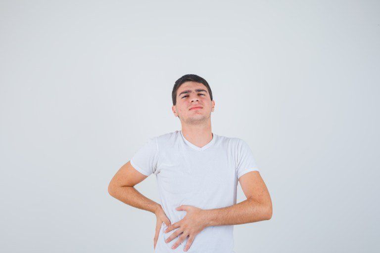 homem com mão no rim